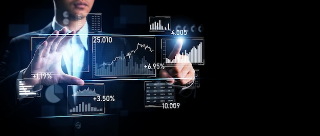 Uomo d'affari che lavora con il grafico commerciale della finanza digitale della tecnologia percettiva