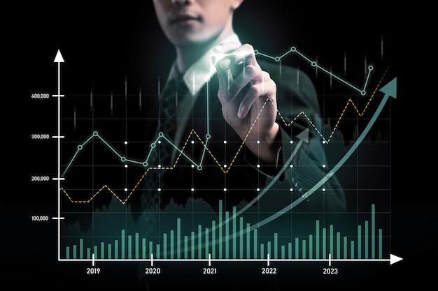 Uomo d'affari che lavora con il grafico commerciale della finanza digitale della tecnologia percettiva