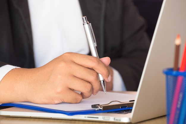 Uomo d&#39;affari che lavora con il notebook