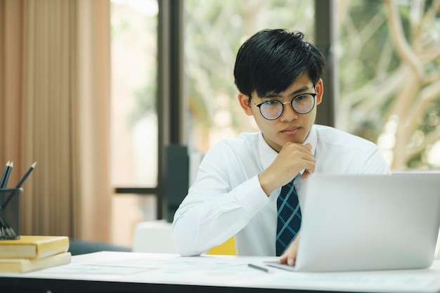 Uomo d'affari che lavora in ufficio utilizzando il computer portatile