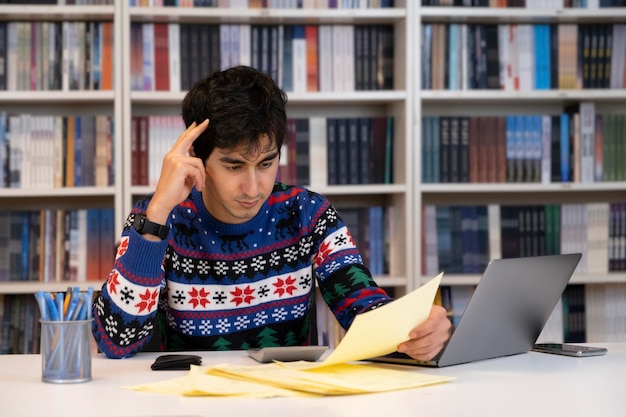 Uomo d&#39;affari che lavora in ufficio