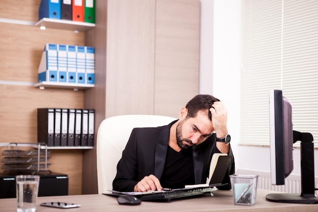 Uomo d'affari che lavora nel suo ufficio. Imprenditore in ambiente professionale