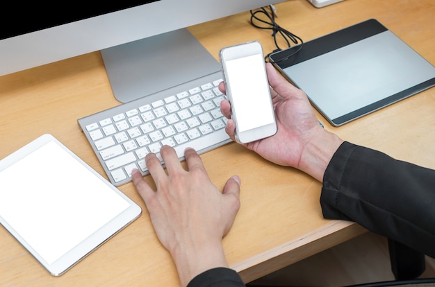 Uomo d&#39;affari che lavora sul posto di lavoro con il computer