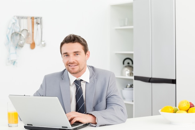 Uomo d&#39;affari che lavora sul suo computer portatile