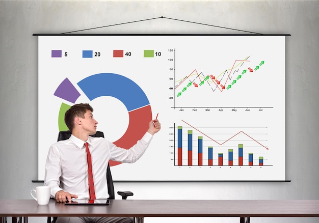 Uomo d'affari che mostra grafici di affari