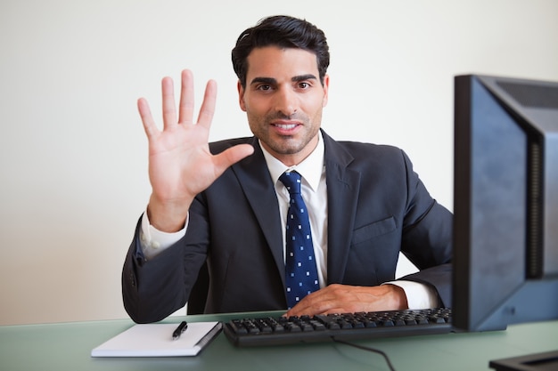 Uomo d&#39;affari che mostra la sua mano