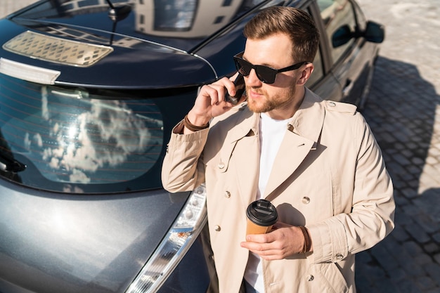 Uomo d'affari che parla al telefono