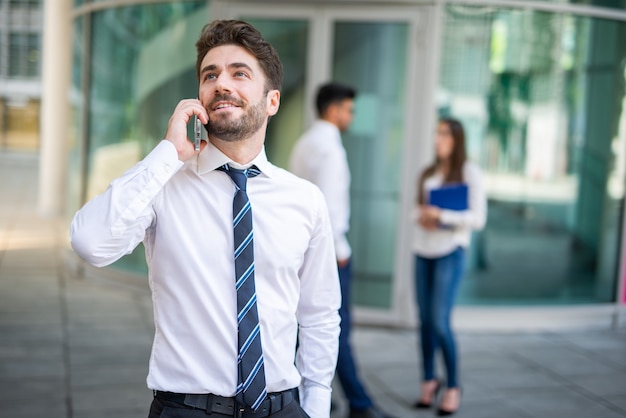 Uomo d'affari che parla al telefono