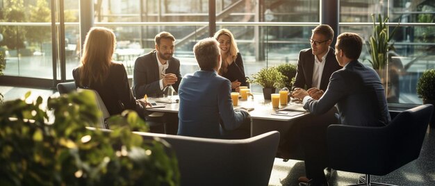 uomo d'affari che parla con i colleghi che conducono una riunione nella sala business