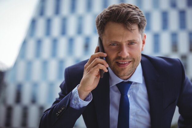 Uomo d'affari che parla sul telefono cellulare