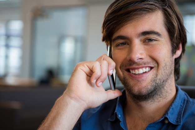 Uomo d'affari che parla sul telefono cellulare