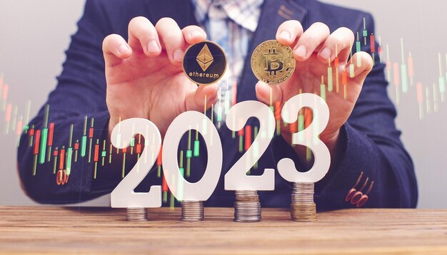 Uomo d'affari che pensa di investire in criptovaluta nel 2023 a scelta tra Ethereum e Bitcoin sullo sfondo del grafico