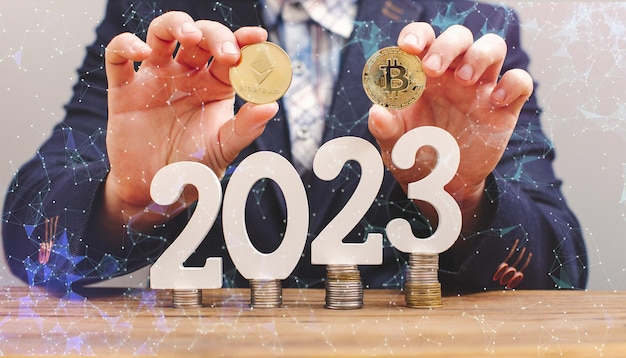 Uomo d'affari che pensa di investire in criptovaluta nel 2023 a scelta tra Ethereum e Bitcoin sullo sfondo del grafico