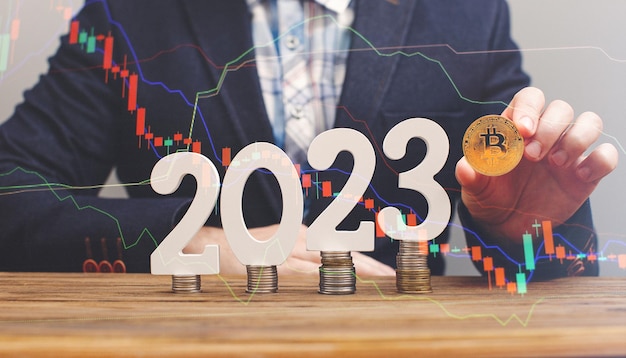 Uomo d'affari che pensa di investire in criptovaluta nel 2023 a scelta tra Ethereum e Bitcoin sullo sfondo del grafico