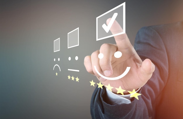 Uomo d'affari che preme emoticon faccina sorridente