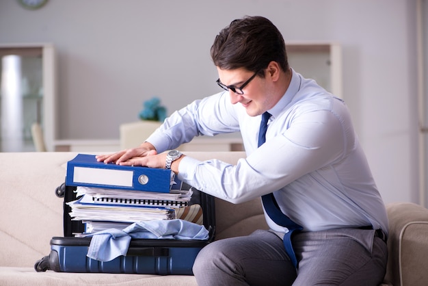 Uomo d'affari che prepara per il viaggio d'affari