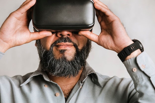 Uomo d'affari che sperimenta la realtà virtuale con le cuffie VR