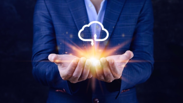 Uomo d'affari che tiene e dà il calcolo dell'icona della nuvola virtuale con lo spazio della copia per trasferire le informazioni sui dati e caricare il concetto di trasformazione della tecnologia dell'applicazione di download Concetto di dati grandi