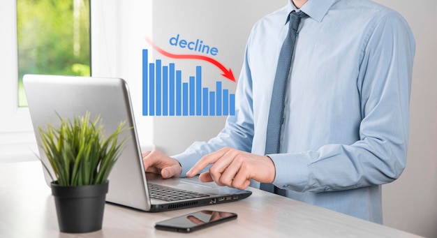 Uomo d'affari che tiene grafici olografici e statistiche del mercato azionario guadagnano profitti Concetto di pianificazione della crescita e strategia aziendale Visualizzazione di una buona economia sotto forma di schermo digitale