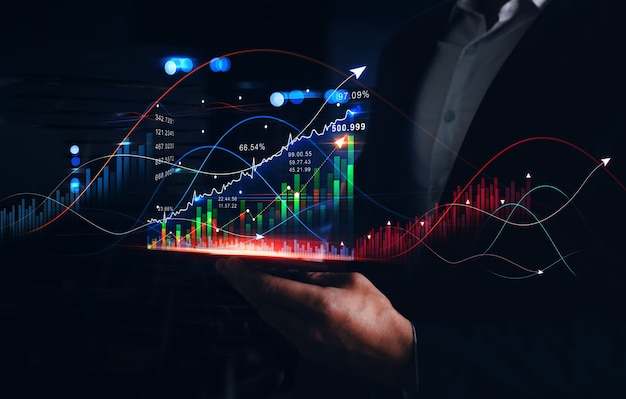 Uomo d'affari che tiene il telefono con la riflessione che analizza i dati di vendita e il grafico del grafico della crescita economica