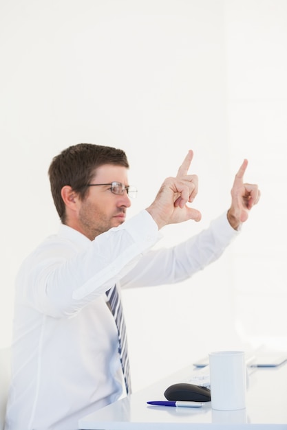 Uomo d&#39;affari che tiene le mani allo scrittorio