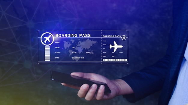 Uomo d'affari che tiene lo smartphone con i biglietti della carta d'imbarco concetto di viaggio aereo Scelta del controllo del biglietto aereo elettronico Biglietto di prenotazione Concetto di viaggio aereo online