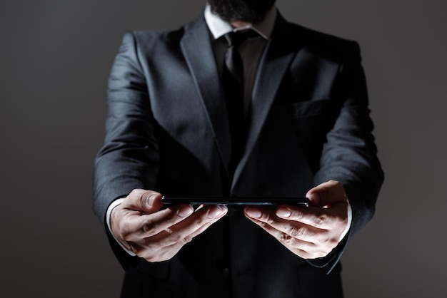 Uomo d'affari che tiene tablet con entrambe le mani e presenta dati importanti Uomo in tuta che mostra informazioni cruciali Esecutivo che mostra l'annuncio cruciale