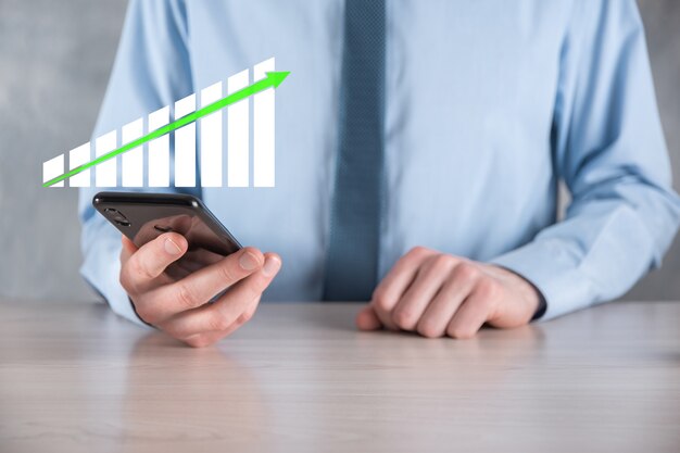 Uomo d'affari che tiene un grafico con una crescita positiva dei profitti. pianificare la crescita del grafico e aumentare gli indicatori positivi del grafico nel suo business.più redditizio e in crescita.