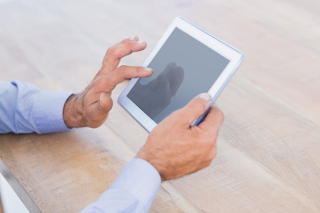 Uomo d'affari che usa il tablet