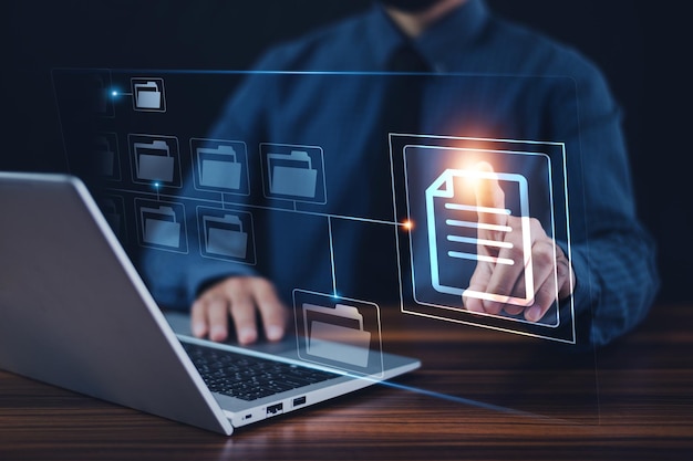 Uomo d'affari che utilizza il computer per la gestione dei documenti DMS e il software ERP per la gestione del sistema documentale