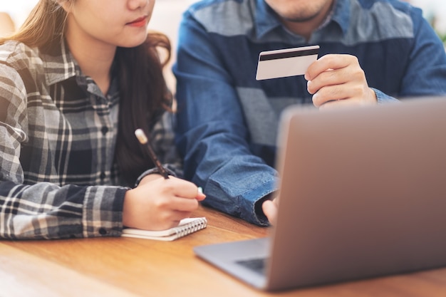 Uomo d'affari che utilizza la carta di credito per l'acquisto e lo shopping online