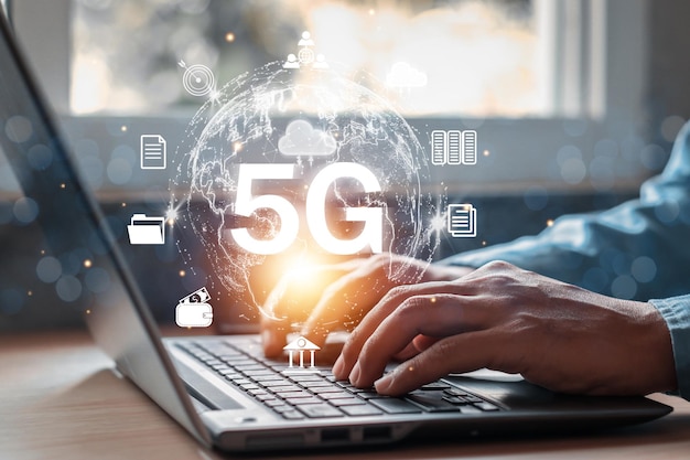 Uomo d'affari che utilizza la rete mondiale 5G