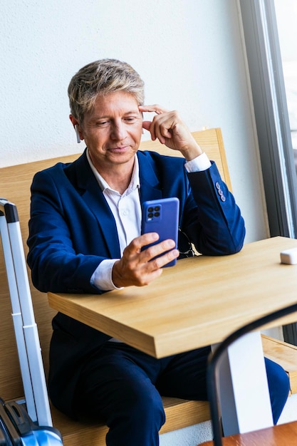 Uomo d'affari che utilizza la tecnologia per il suo lavoro