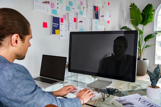 Uomo d'affari che utilizza lo schermo di un computer