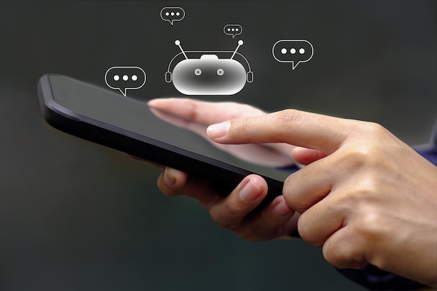 Uomo d'affari che utilizza un chatbot per smartphone, una conversazione, uno show chat, una casella di messaggi che parla in digitale virtuale