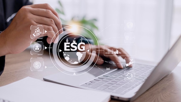 Uomo d'affari che utilizza un computer per l'analisi Concetto di investimento della strategia aziendale di governance sociale ambientale ESG