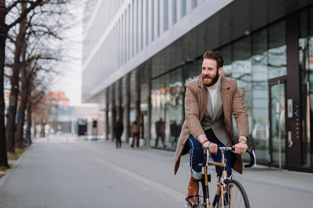 Uomo d'affari che va a lavorare in bicicletta Trasporto ecologico