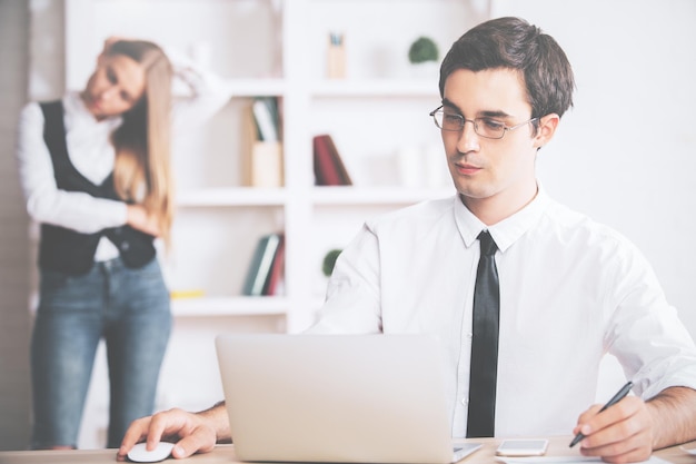 Uomo d&#39;affari con computer portatile