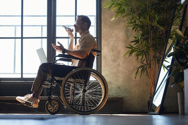 Uomo d'affari con disabilità