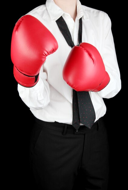 uomo d'affari con guanti da boxe isolato su nero