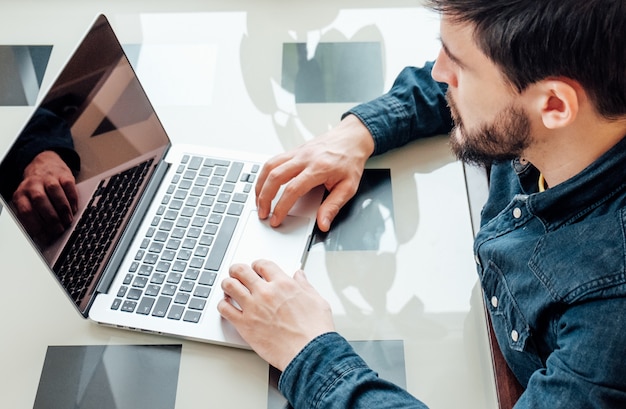 Uomo d'affari con il suo laptop