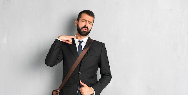 Uomo d&#39;affari con la barba con espressione stanco e malato