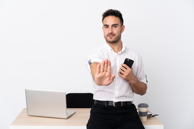 Uomo d'affari con la barba in un posto di lavoro