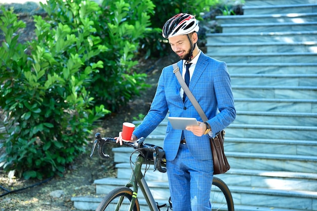 Uomo d'affari con la bici