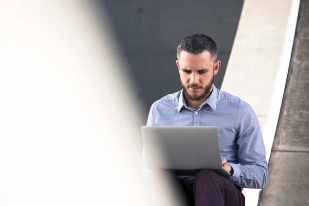 Uomo d&#39;affari con laptop all&#39;aperto