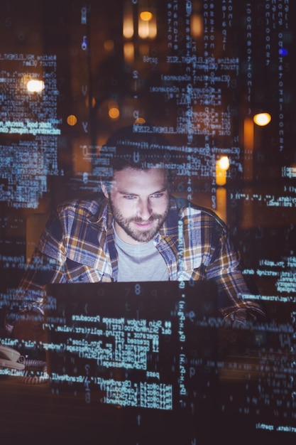 Uomo d'affari con laptop di notte