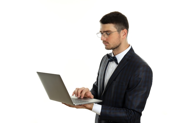 Uomo d'affari con laptop isolato su sfondo bianco.