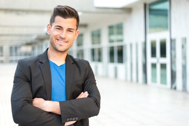 Uomo d'affari con le braccia incrociate sorridente