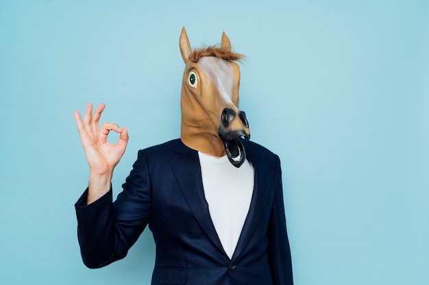 uomo d'affari con maschera da cavallo