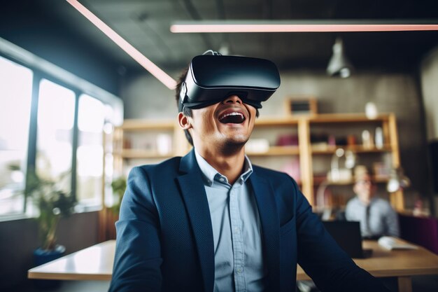 Uomo d'affari con occhiali VR in un'esperienza sorridendo felicemente e guardando verso l'alto in un ufficio moderno